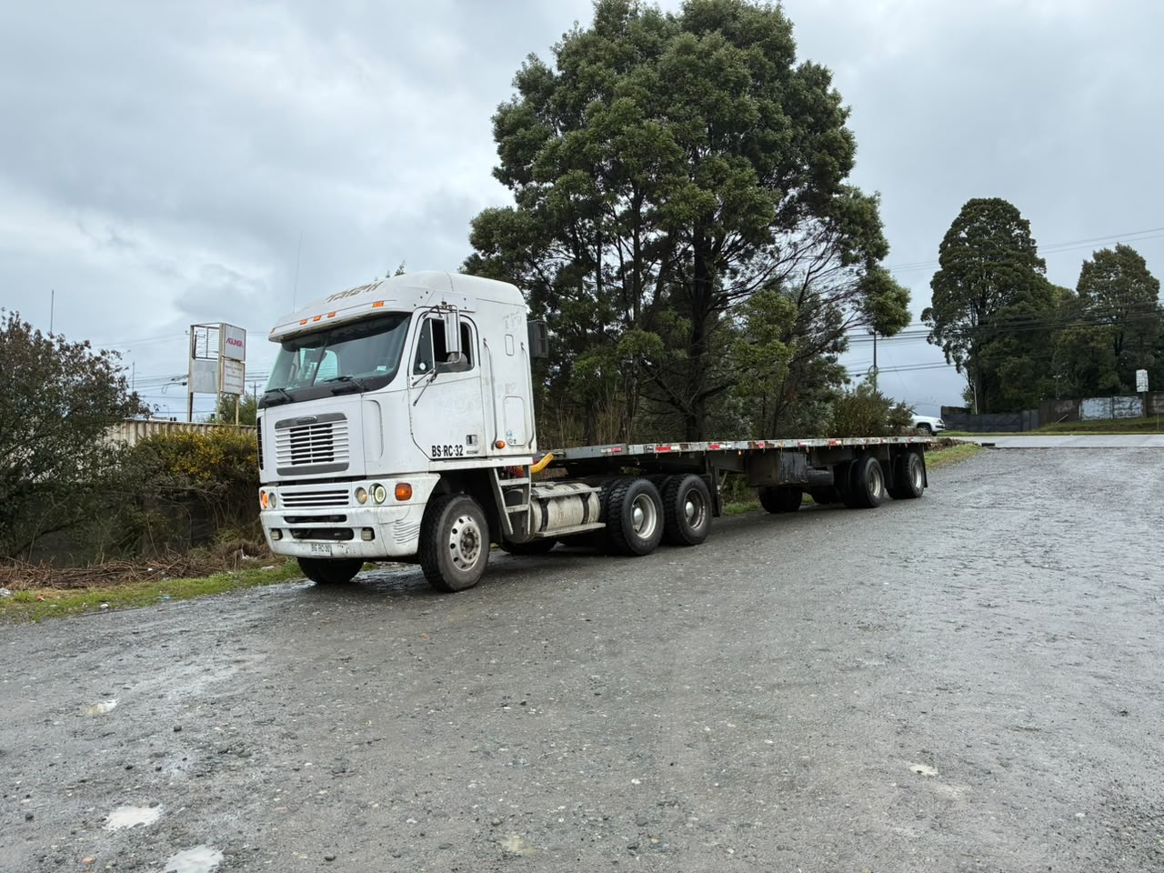 Camión con rampla plana de la flota