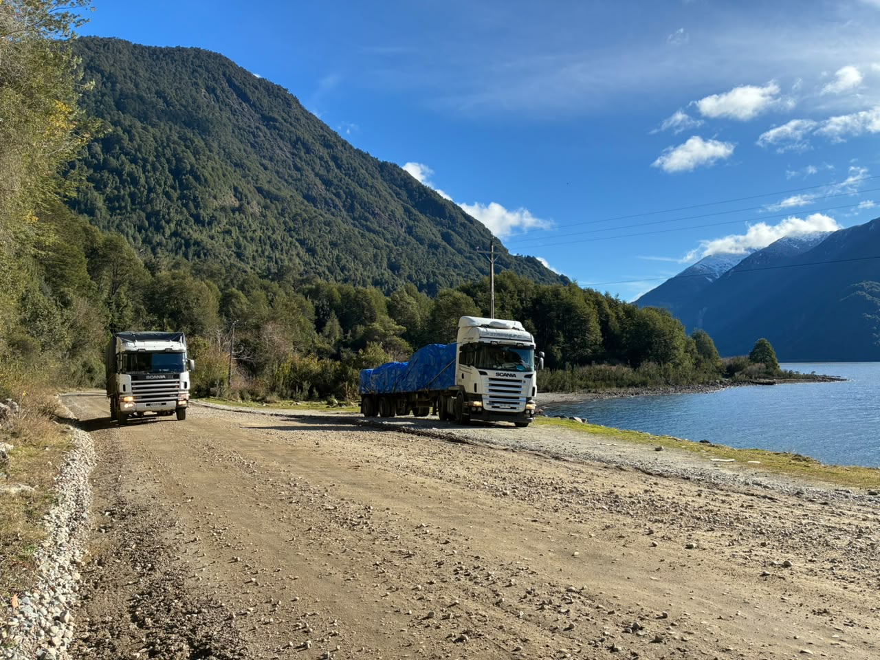 Camiones de Patagon Cargo en ruta austral de la Patagonia